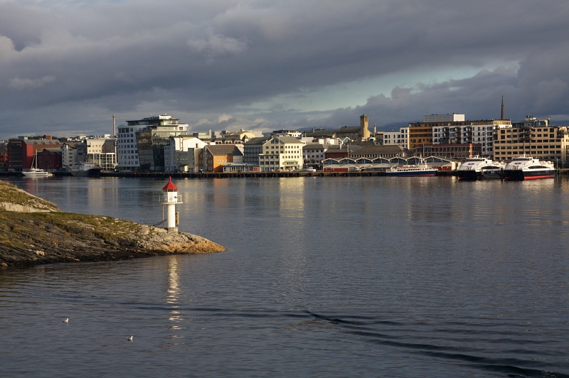 IMG_6370.jpg - Město Bodø z trajektu na Lofoty