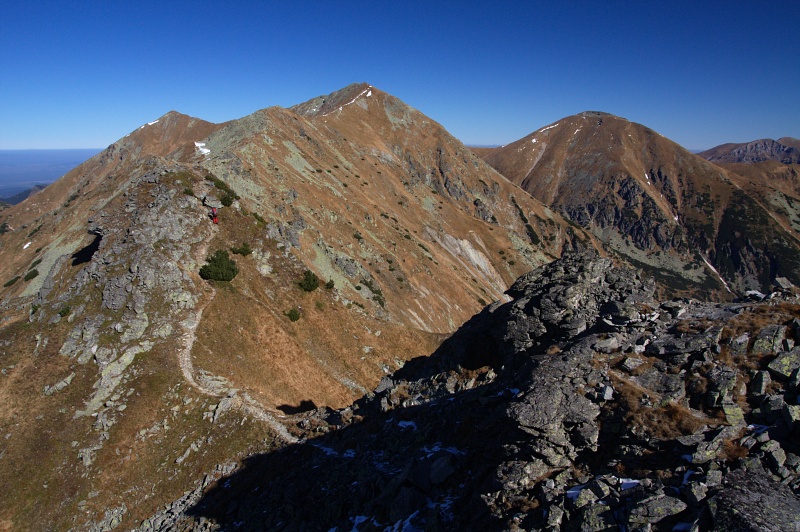 IMG_4331.jpg - Hřebenovka na nejvyšší bod túry, kterým je hora Jakubiná (2194 m). Vpravo od ní další výrazný vrchol hlavního hřebene - Klin (2173 m)