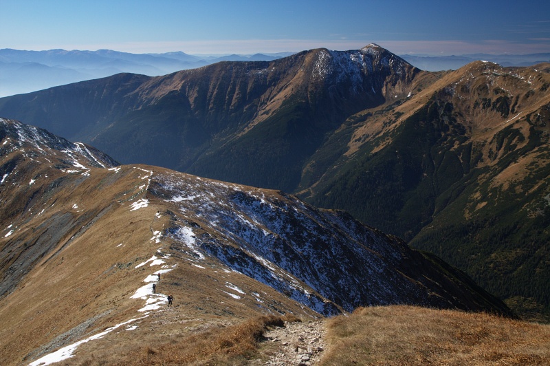 IMG_4381.jpg - Stoupání na Jakubinou - pohled přes Jamníckou dolinu na Baranec, v pozadí Nízké Tatry, na obzoru vpravo Velká Fatra a Malá Fatra