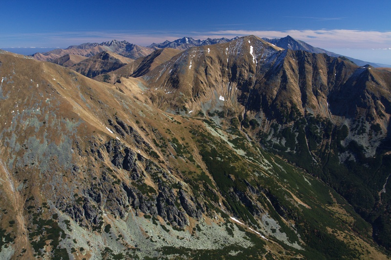 IMG_4382.jpg - Výhled z Jakubiné na východ na svahy Klinu, Gáborovu dolinu, Bystrou a další Tatry v pozadí