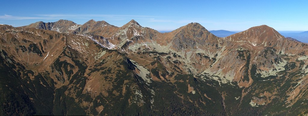 rohace_detailnejsi.jpg - Hlavní hřeben Roháčů, zprava: Volovec (2063 m), Ostrý Roháč (2088 m), Plačlivé (2125 m), Tri Kopy (2136 m), Hrubá Kopa (2166 m), Baníkov (2178 m), Príslop (2142 m)