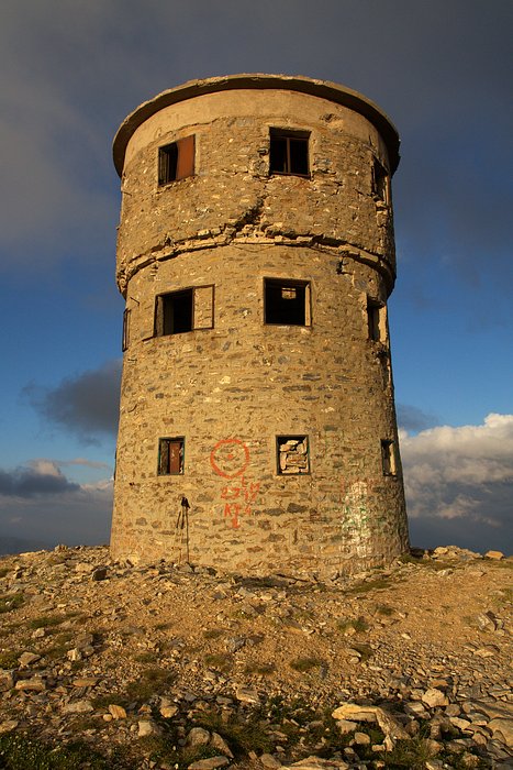 IMG_1026.jpg - Věž na nejvyšší hoře Šar Planiny - Titov vrv (2747 m)